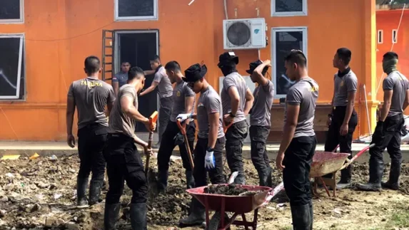 Taruna Akpol Bersihkan Dispora Aceh Tamiang