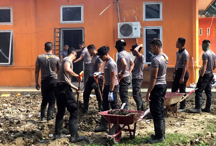Taruna Akpol Bersihkan Dispora Aceh Tamiang