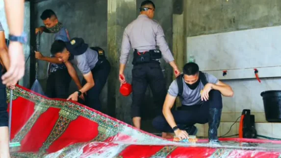 Taruna Akpol Wujudkan Pengabdian Nyata Bersihkan Musala Babul Falah