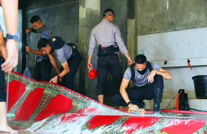 Taruna Akpol Wujudkan Pengabdian Nyata Bersihkan Musala Babul Falah