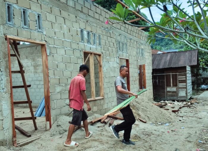Gotong Royong yang Menguatkan: Brimob Hadir Bangun Rumah Warga