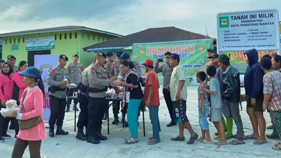 Aksi Berbagi Takjil Batalyon B Satbrimob Polda Sumut dari TPA hingga Terminal