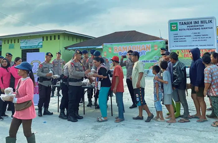 Aksi Berbagi Takjil Batalyon B Satbrimob Polda Sumut dari TPA hingga Terminal