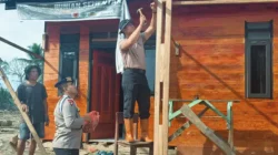 Bersama Warga Bangun Kembali Desa, Brimob Batalyon C Hadir di Lokasi Huntara