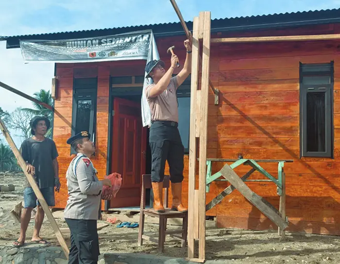 Bersama Warga Bangun Kembali Desa, Brimob Batalyon C Hadir di Lokasi Huntara
