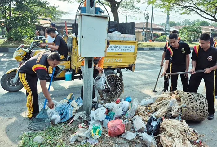 Brimob Batalyon A Pelopor Gelar Jumat Bersih di Deliserdang