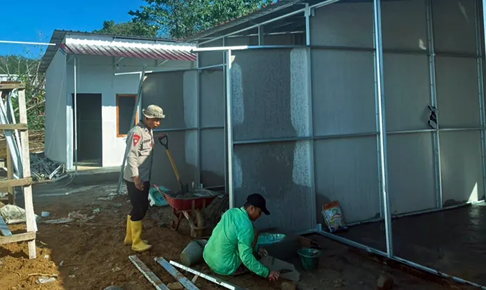 Brimob Batalyon C Hadirkan Dapur Lapangan dan Bantu Perbaikan Huntara di Batang Toru