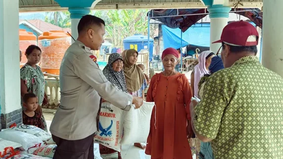 Brimob Batalyon C Menyatu dengan Warga, Bangun Huntara dan Salurkan Ratusan Sak Beras