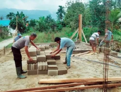 Brimob Gotong Royong Bangun Rumah Korban Banjir Tolang Julu