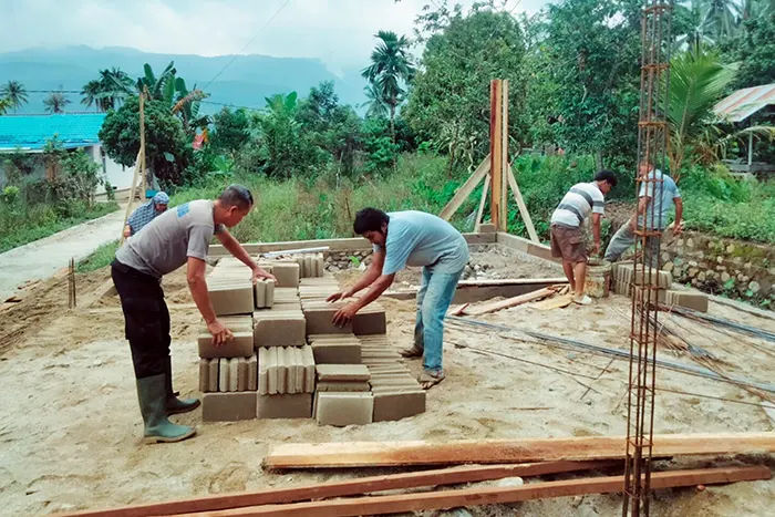 Brimob Gotong Royong Bangun Rumah Korban Banjir Tolang Julu