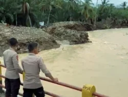Brimob Hadir di Tengah Ancaman Banjir, Pantau Langsung Kondisi Sungai Garoga