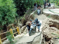 Brimob Polda Sumut Bangun Jembatan Darurat di Pelosok Tapsel, Akses Warga Kembali Terhubung