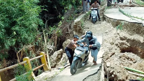 Brimob Polda Sumut Bangun Jembatan Darurat di Pelosok Tapsel
