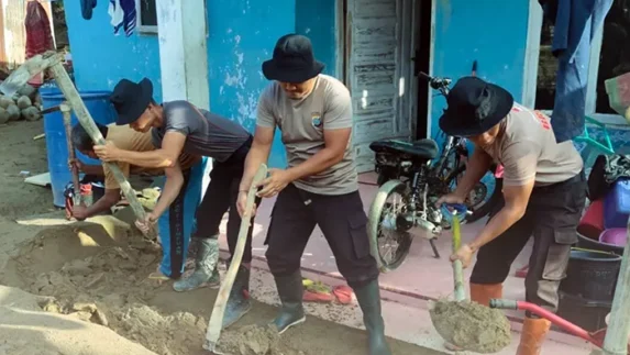 Brimob Polda Sumut Bantu Kebutuhan Dasar Warga Aek Ngadol