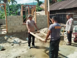 Brimob Polda Sumut Bantu Warga Bangun Rumah Swadaya untuk Korban Banjir di Desa Tolang Julu