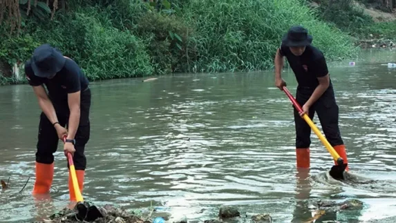 Brimob Polda Sumut Bersihkan Bantaran Sungai Bahilang, Dukung Program Indonesia Asri
