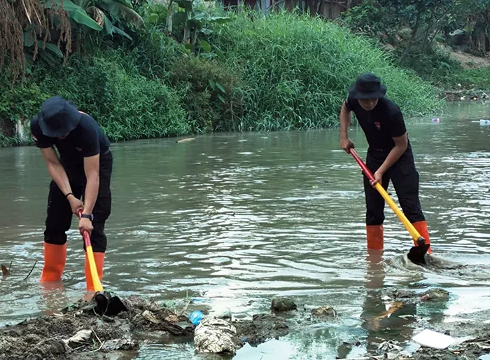 Brimob Polda Sumut Bersihkan Bantaran Sungai Bahilang, Dukung Program Indonesia Asri