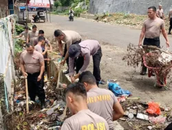 Brimob Polda Sumut Bersihkan Pasar Sipirok