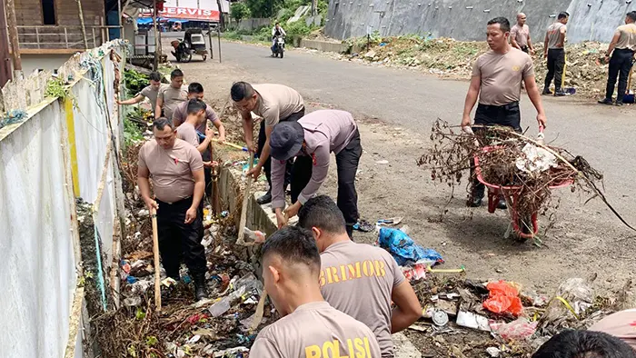 Brimob Polda Sumut Bersihkan Pasar Sipirok