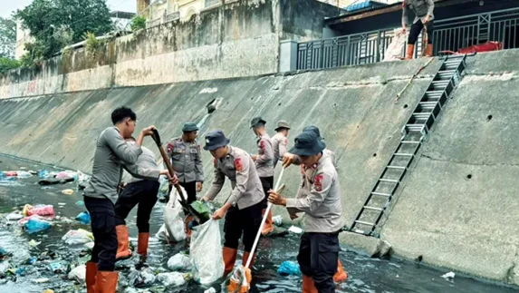Brimob Polda Sumut Konsisten Jaga Kebersihan dan Kesehatan Lingkungan