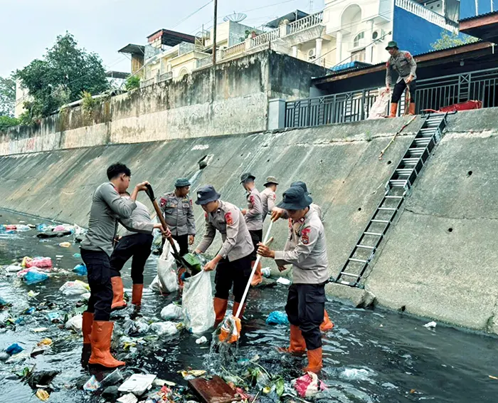 Brimob Polda Sumut Konsisten Jaga Kebersihan dan Kesehatan Lingkungan