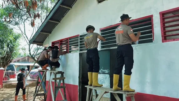 Brimob Polda Sumut Renovasi SD di Desa Lopian Tapteng