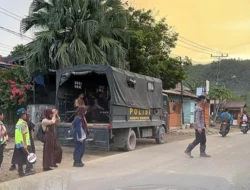 Brimob Sumut Antar Anak Sekolah di Garoga Pascabencana