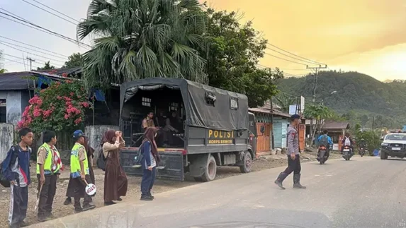 Brimob Sumut Antar Anak Sekolah di Garoga Pascabencana