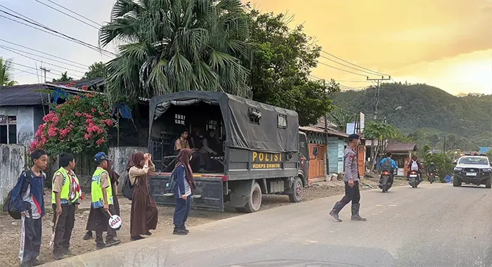 Brimob Sumut Antar Anak Sekolah di Garoga Pascabencana