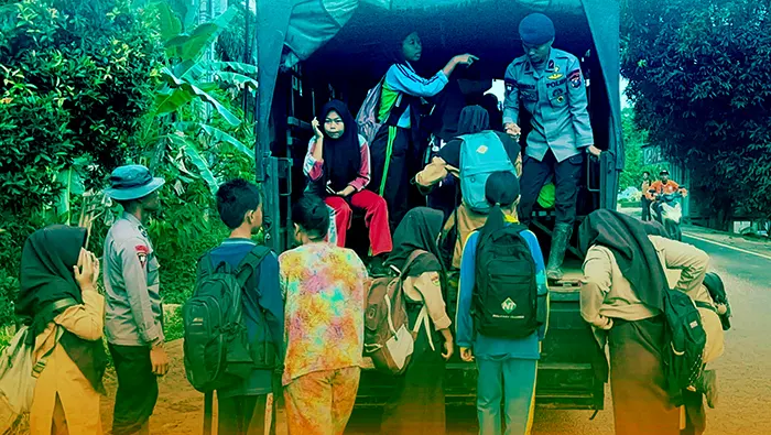 Brimob Sumut Antar Anak Sekolah di Garoga Pascabencana