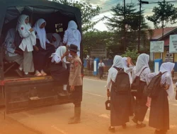 Brimob Sumut Antar Anak-anak Desa Garoga Tetap Bersekolah di Tengah Dampak Bencana