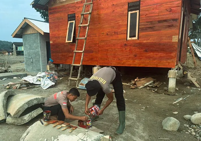 Brimob Sumut Hadir Sampai Tuntas, Huntara Dicat dan Saluran Air Warga Dibenahi