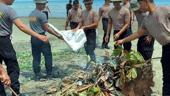 Brimob Sumut Hadir untuk Lingkungan, Pantai Gunungsitoli Dibersihkan Bersama