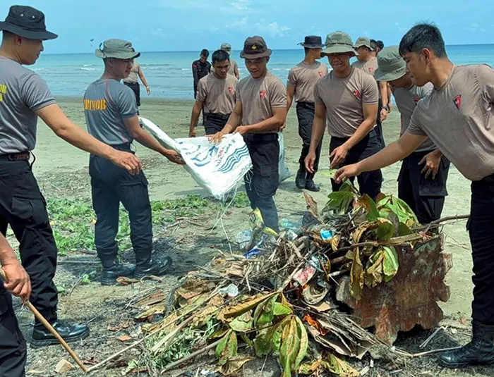 Brimob Sumut Hadir untuk Lingkungan, Pantai Gunungsitoli Dibersihkan Bersama