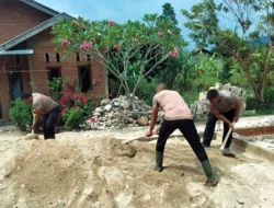 Brimob dan Warga Bangun Hunian Tetap Korban Banjir di Tolang Julu