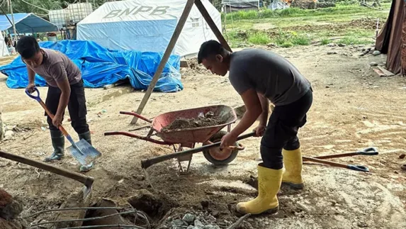 Brimob dan Warga Batang Toru Bergerak Bersama Pulihkan Kehidupan Pascabencana