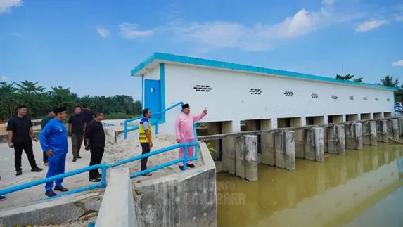Bupati Baharuddin Tinjau Langsung Pembangunan Penahan Tanah dan Bendungan Tanah Merah