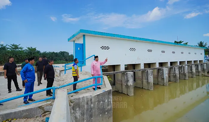 Bupati Baharuddin Tinjau Langsung Pembangunan Penahan Tanah dan Bendungan Tanah Merah