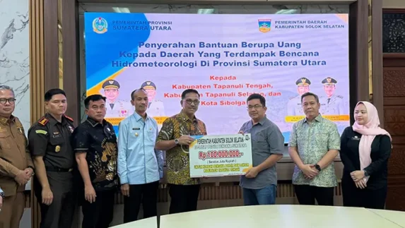 Bupati Solok Selatan Serahkan Bantuan Rp100 Juta untuk Korban Bencana Alam Tapteng