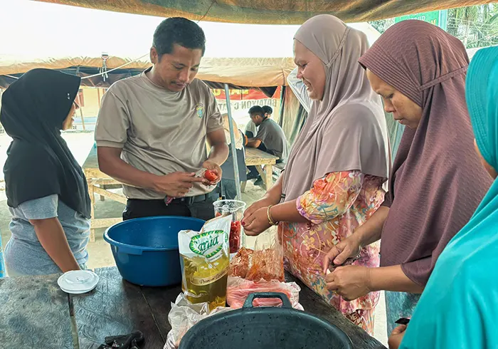 Dapur Lapangan Polda Sumut Hidangkan Menu Buka Puasa Bagi Warga Terdampak Bencana di Aek Ngadol