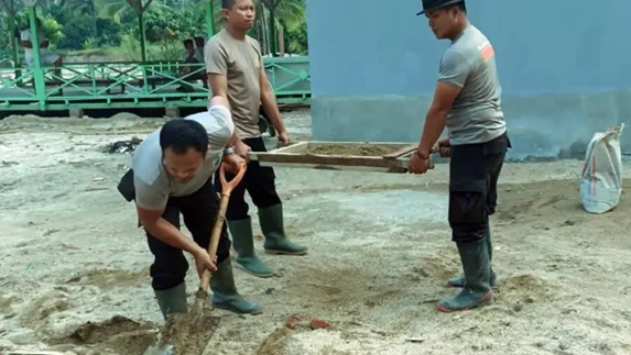 Dari Rumah Swadaya Hingga Pagar Sekolah, Brimob Hadir Dampingi Warga Tolang Julu