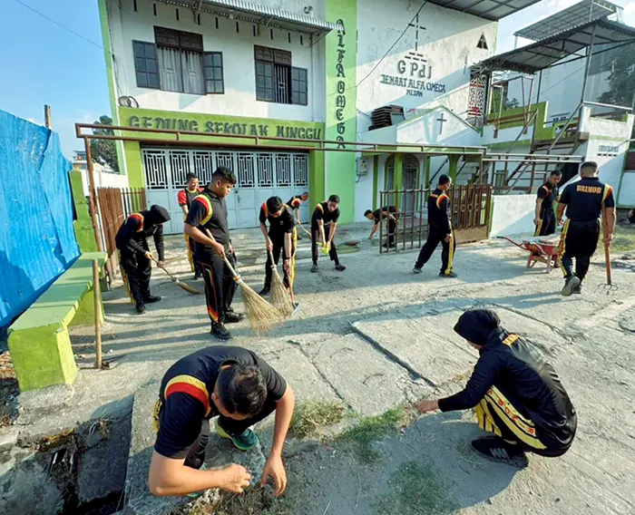 Detasemen Gegana Brimob Polda Sumut Kerja Bakti di Sekolah Minggu GPDI Alfa Omega Medan