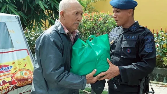 Di Bulan Ramadan, Brimob Polda Sumut Hadir Berbagi Harapan Lewat Jumat Berkah