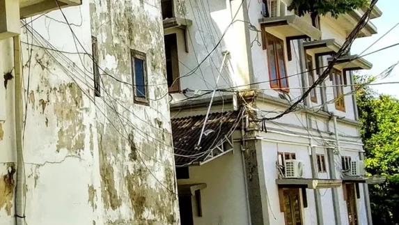 Dinding Kantor Wali Kota Sabang Jorok, Ditumbuhi Pohon dan Plafon Bolong