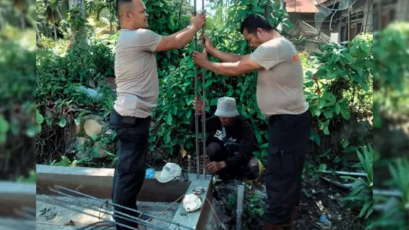 Gerimis Tak Surutkan Langkah Brimob Polda Sumut Bangun Hunian Warga Terdampak Banjir di Tapsel