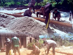 Gotong Royong di Tengah Pemulihan, Brimob Bangun Rumah Korban Banjir Bersama Warga