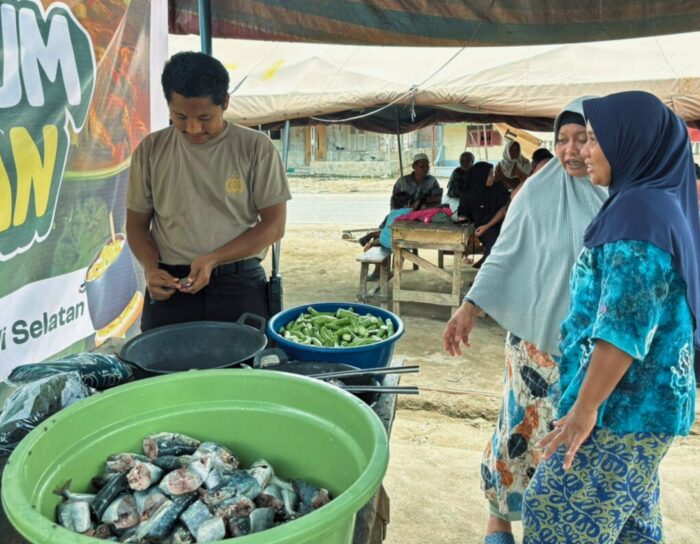 Brimob Batalyon C Berbagi di Bulan Ramadan dengan Warga Aek Ngadol