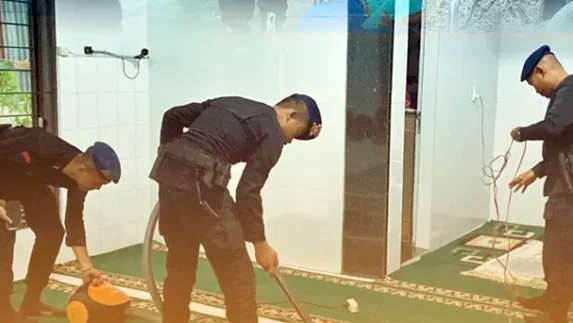 Jumat Berkah, Brimob Sumut Membersihkan Masjid dan Menguatkan Kepedulian Sosial