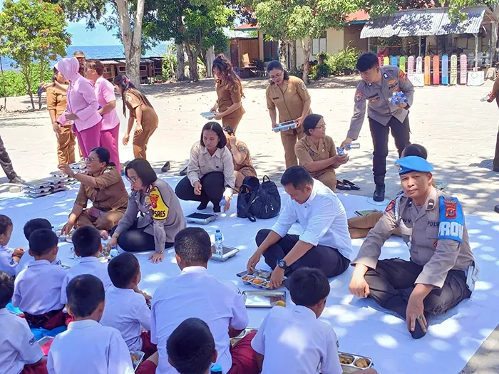 Kapolres Samosir Makan Bersama Pelajar SDN 10 Lumban Suhi-suhi Toruan