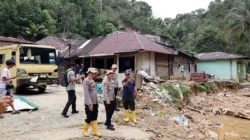 Kapolres Tapteng Tinjau Lokasi Longsor di Sitahuis, Salurkan Bansos dan Dengarkan Aspirasi Warga